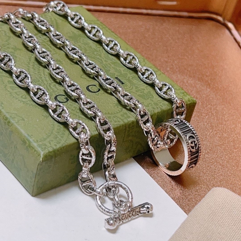 G*u*i necklaces